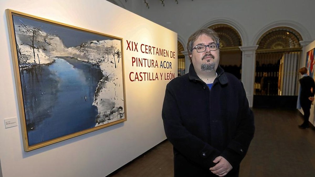Fernando Alberto Palacios, junto a su obra ‘Febrero blanco’, ganadora del certamen ACOR.-J.M. LOSTAU