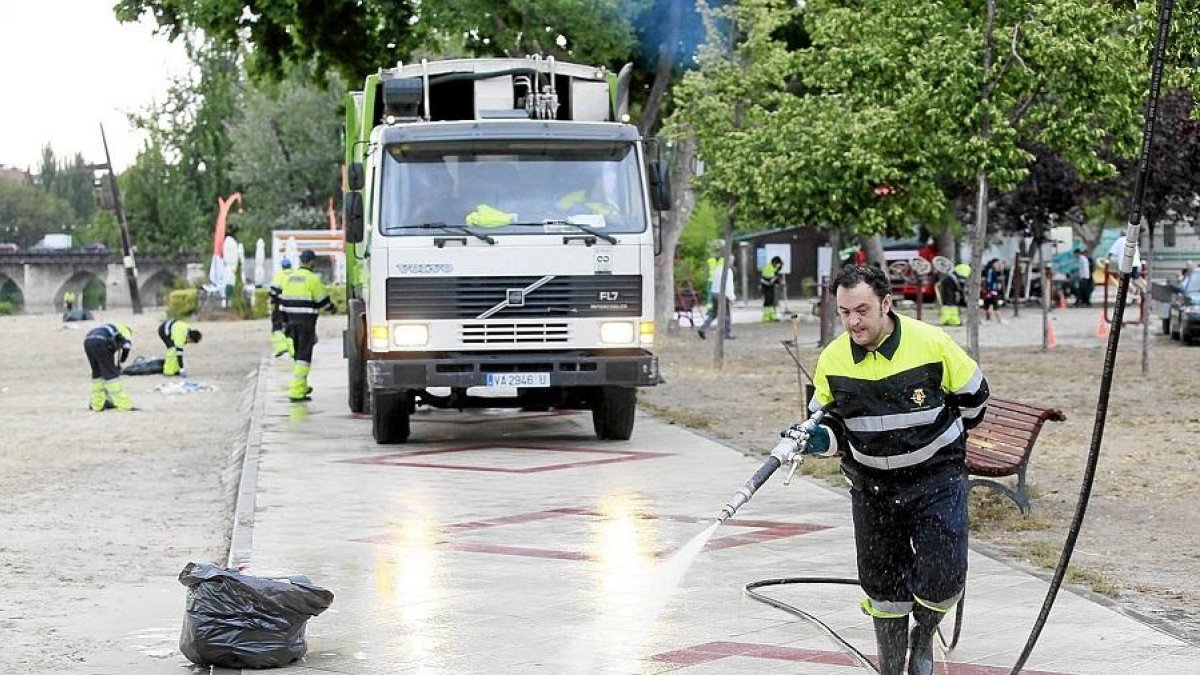Operarios de limpieza en la plaza de Las Moreras-PHOTOGENIC