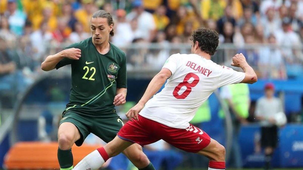 Irvine y Delaney pelean por un balón-TATYANA ZENKOVICH