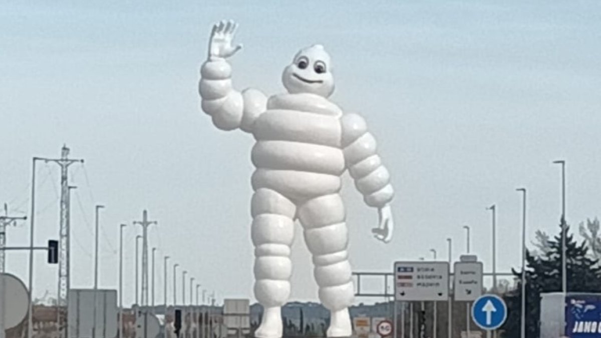 El muñeco 'Bibendum' de Michelin se instala en los aledaños de la fábrica en Valladolid. -E.M.