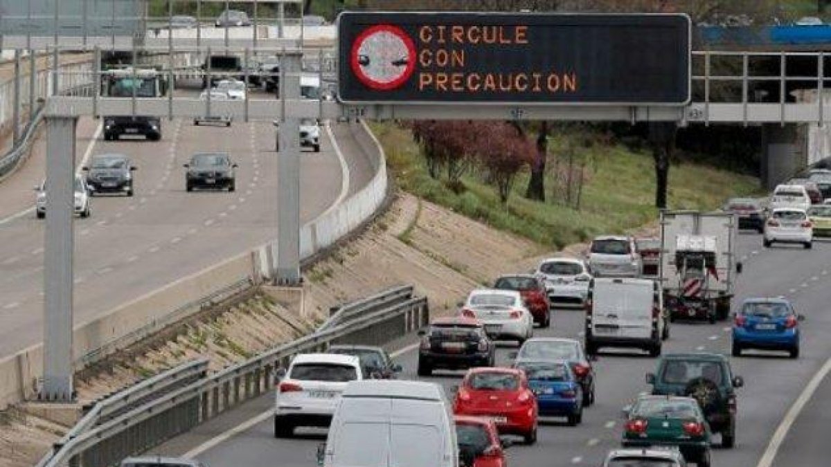 Tráfico en la capital madrileña.-