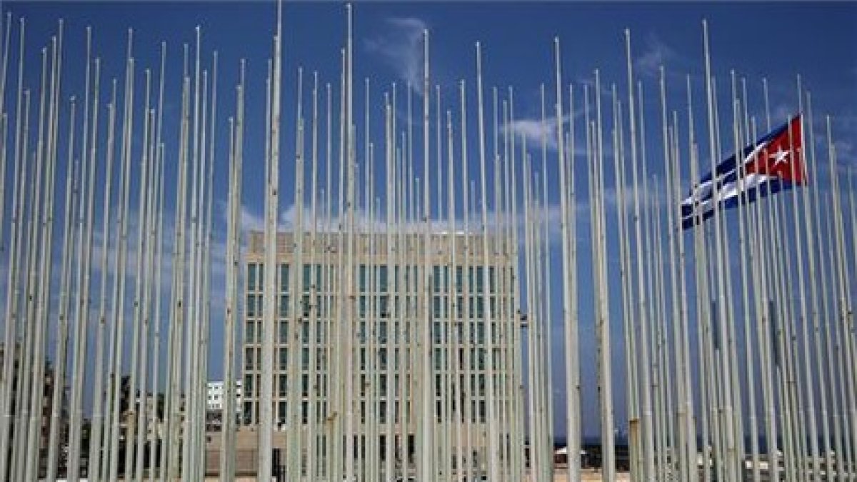 Vista de la embajada de EEUU en la capital de Cuba antes de la ceremonia de izada de la bandera estadounidense de este viernes.-EFE / ALEJANDRO ERNESTO