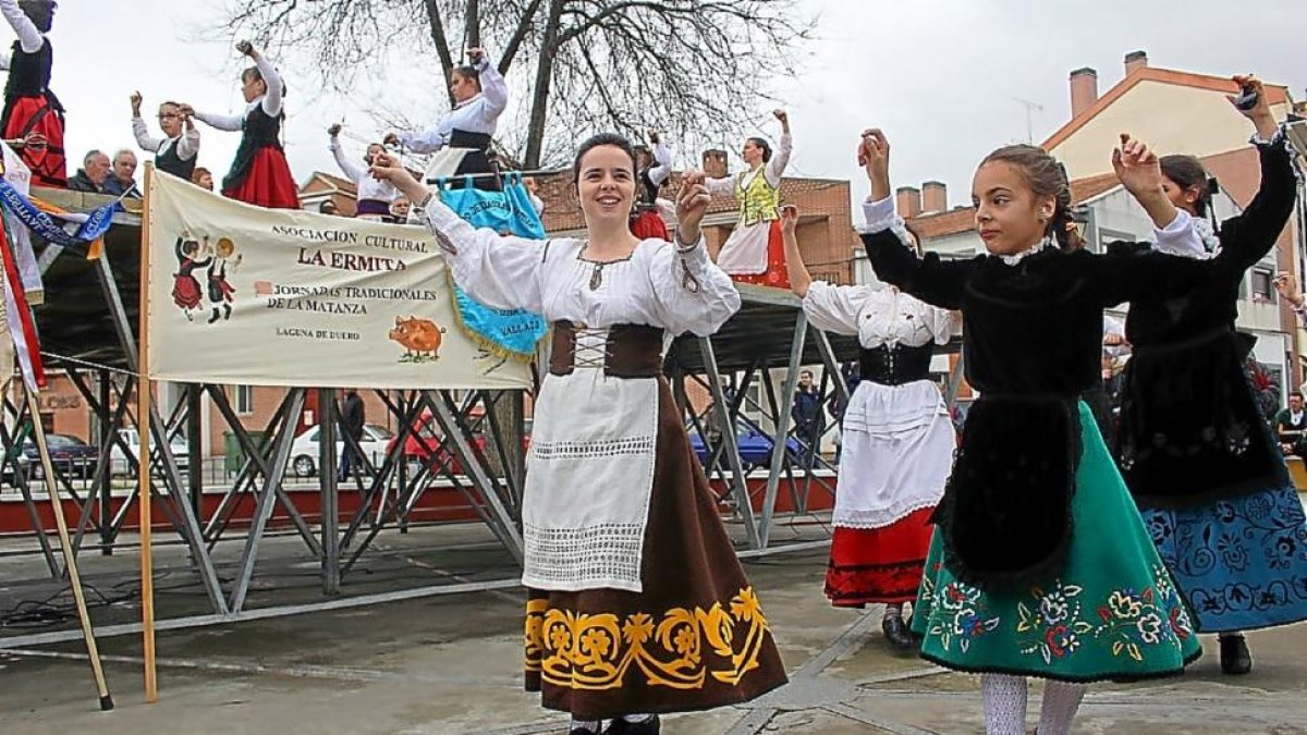 Bailes regionales en la Plaza de los Lavaderos de Laguna de Duero.-LAGUNA AL DÍA
