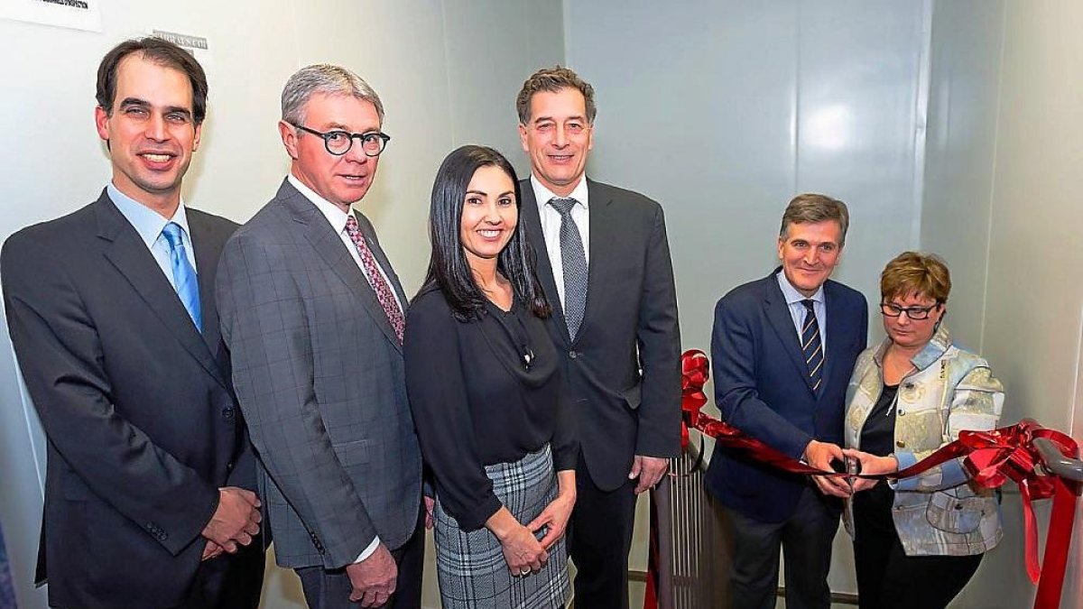 El presidente de Cascajares, Alfonso Jiménez, corta la cinta de inauguración en la planta canadiense.-E. M.