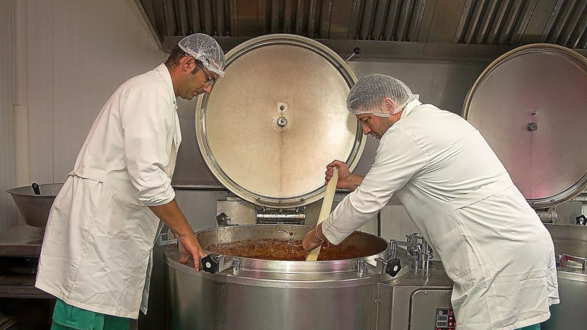 Raúl y Jesús muestran el trabajo en la cocina.-M. DENEIVA