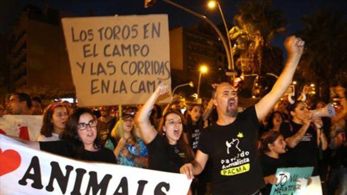 Manifestación ante la plaza de toros Monumental de Barcelona contra un posible regreso de las corridas, ayer.-RICARD CUGAT