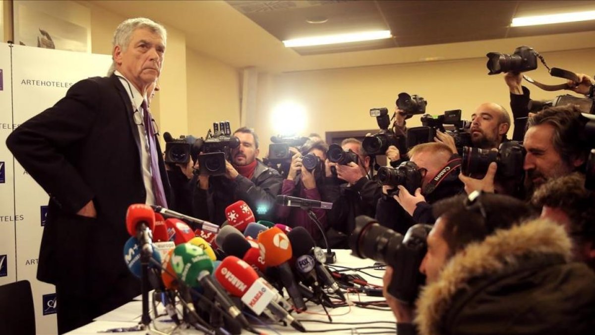 Ángel María Villar posa para los fotógrafos antes de ofrecer una rueda de prensa este lunes.-JOSÉ LUIS ROCA