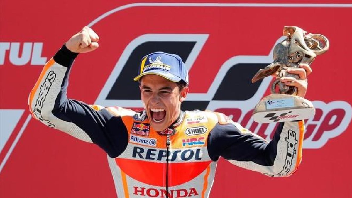 Marc Márquez celebra la victoria en el circuito de Assen-YVES HERMAN