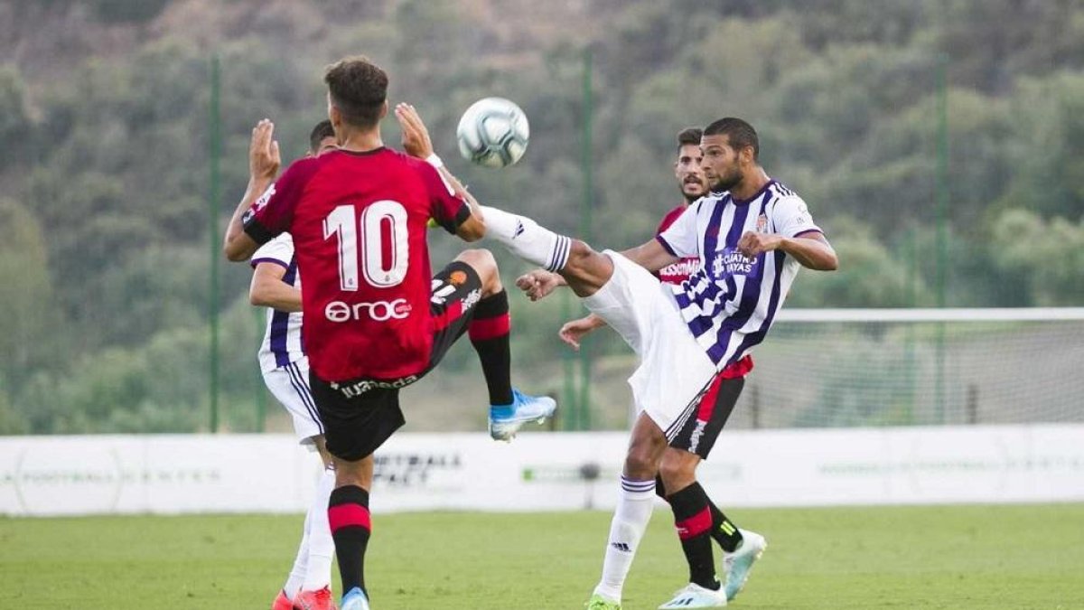 Joaquín trata de cortar un ataque del Mallorca en el amistoso de Marbella.-PHOTO-DEPORTE