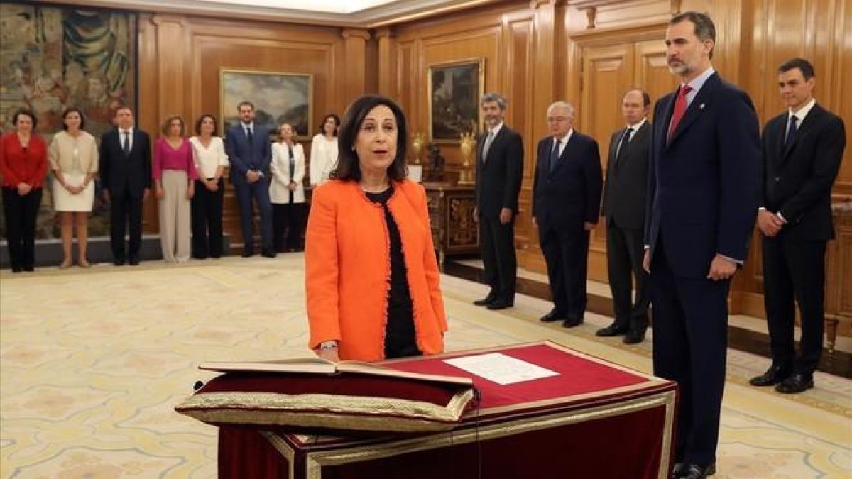 La ministra de Defensa Margarita Robles promete su cargo ante el Rey.-EFE