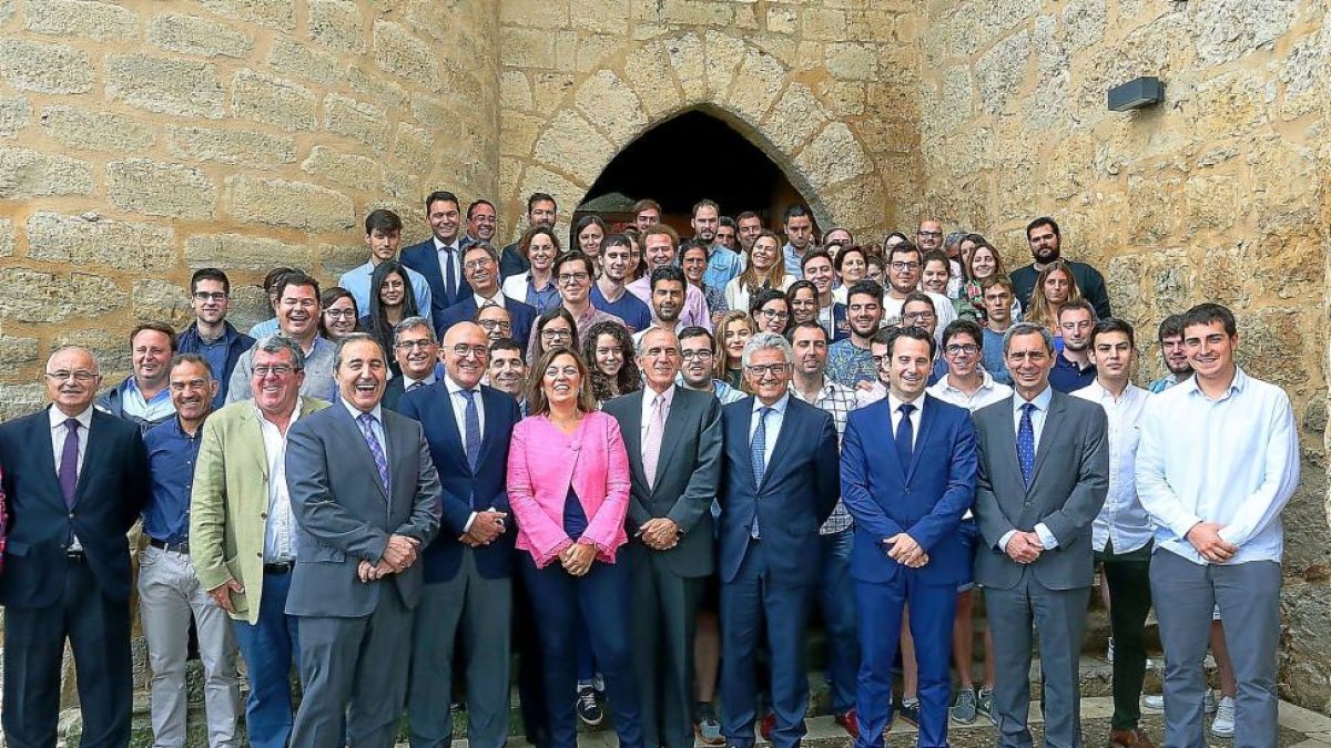 La consejera de Agricultura, Milagros Marcos, con los alumnos, organizadores y profesores de la Escuela de Verano Agroalimentaria en Fuensaldaña.-ICAL