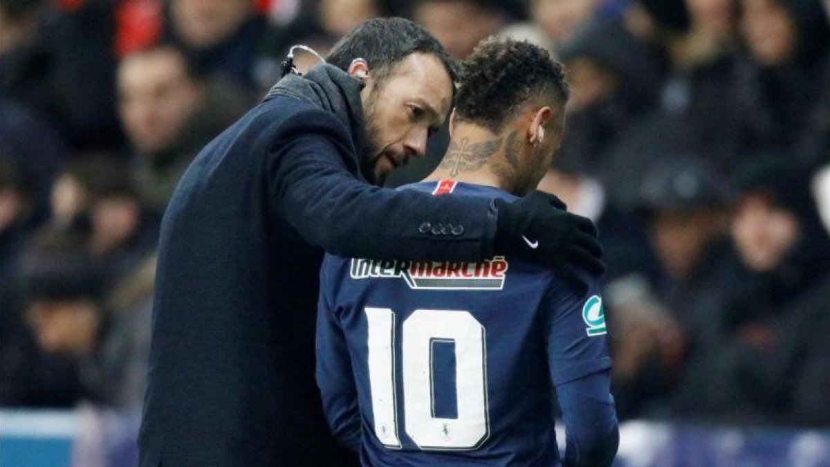 Neymar, poco después de lesionarse.-EL PERIÓDICO