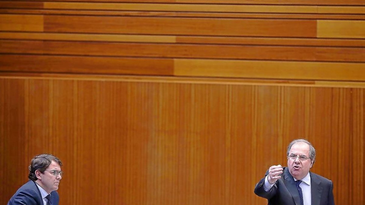 Fernández Mañueco sigue la intervención de Herrera en el pleno de las Cortes.-ICAL