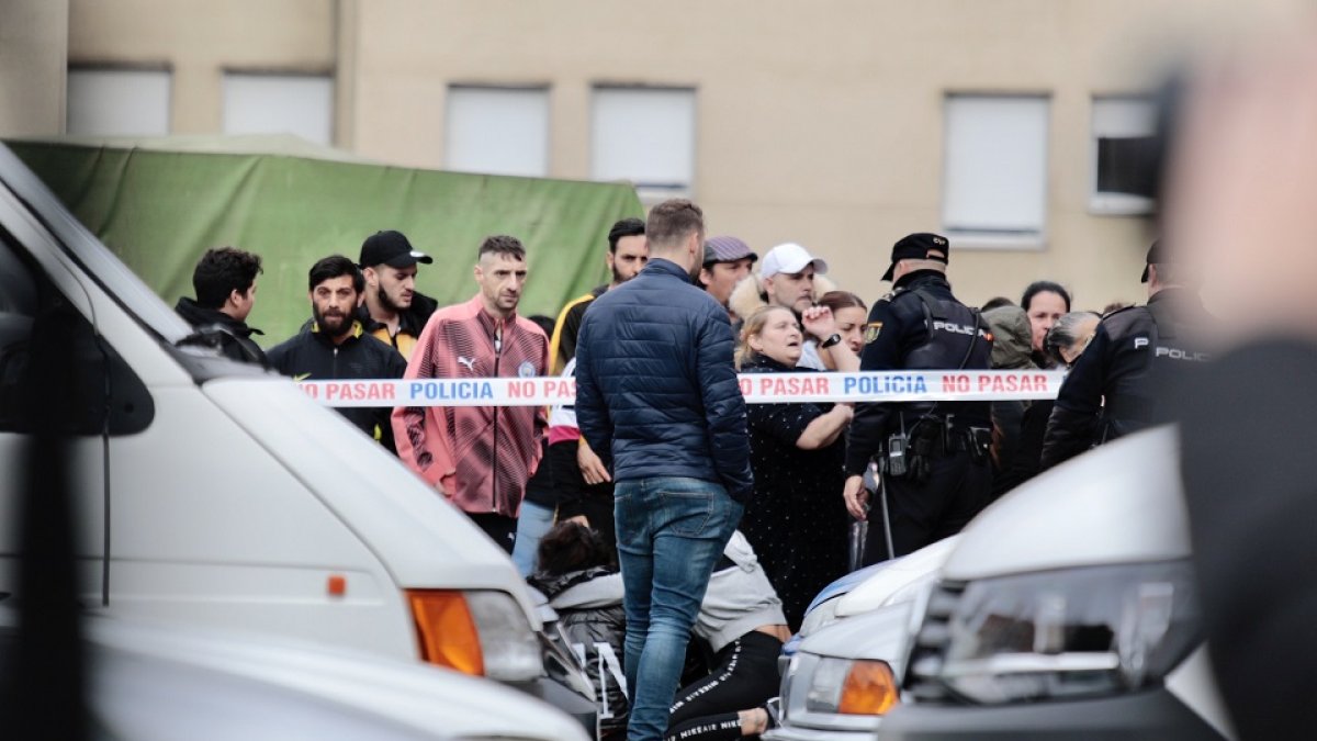 Policía y vecinos arremolinados en el lugar donde fue abatido ‘El Chispi’ el pasado 29 de enero en Salamanca. - ICAL