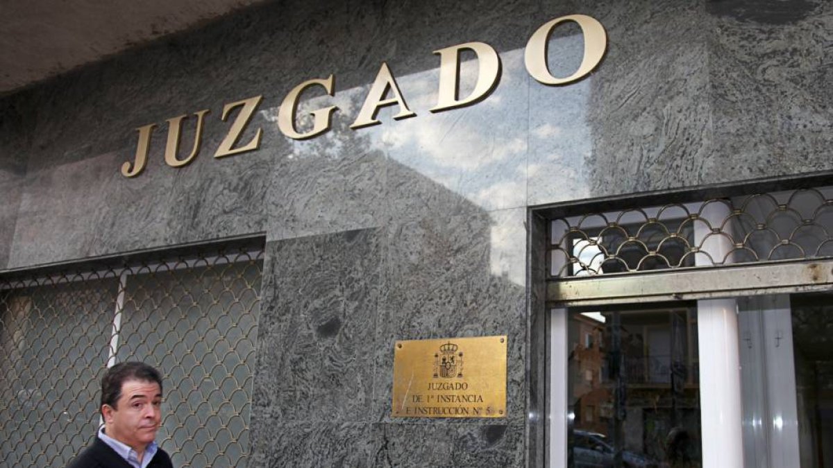 El exdirector de Riesgos de Caja Segovia, Óscar Javier Varas, antes de declarar en el juzgado nº 5 de Segovia-Ical
