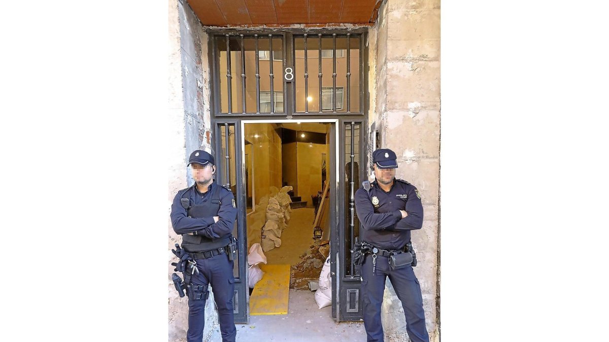 Agentes de la Policía Nacional custodían el piso de la calle Felipe II.-J.M. LOSTAU