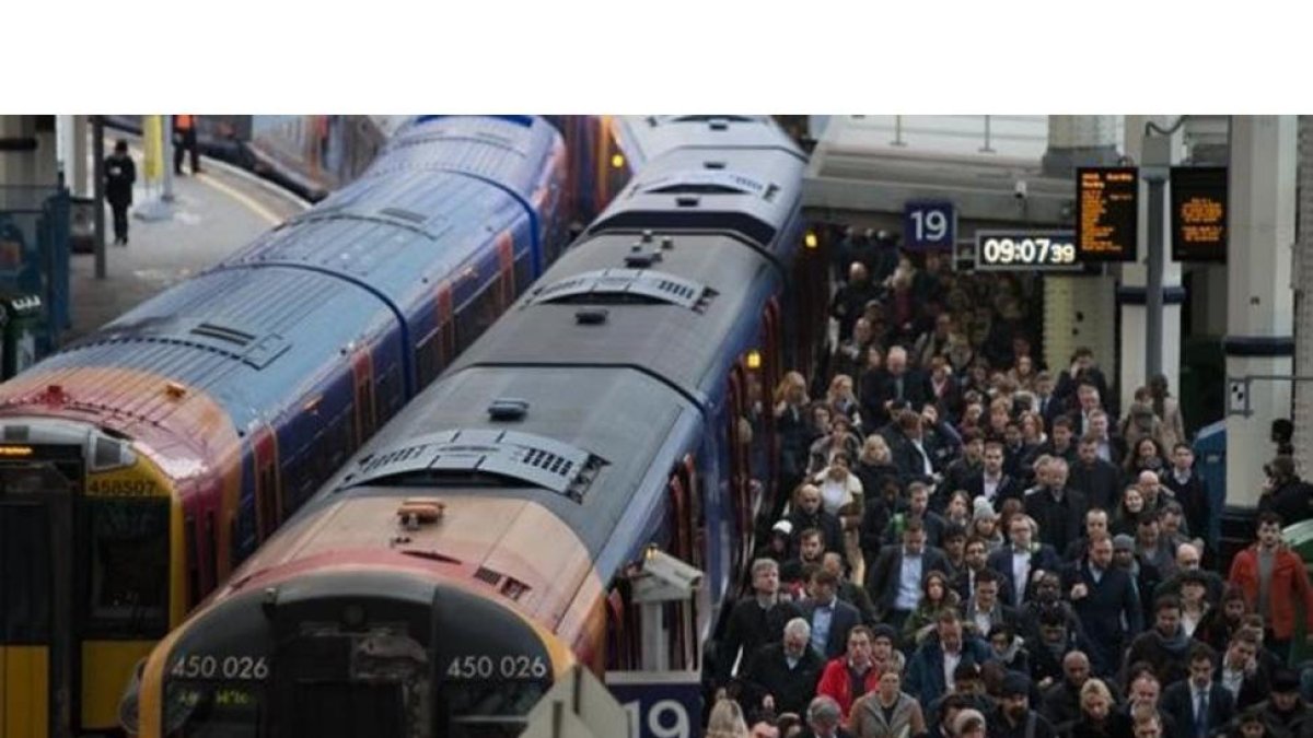 Estación de Waterloo en Londres, afectada por la huelga de trenes de la compañía Southern Railway.-AFP / DANIEL LEAL-OLIVAS