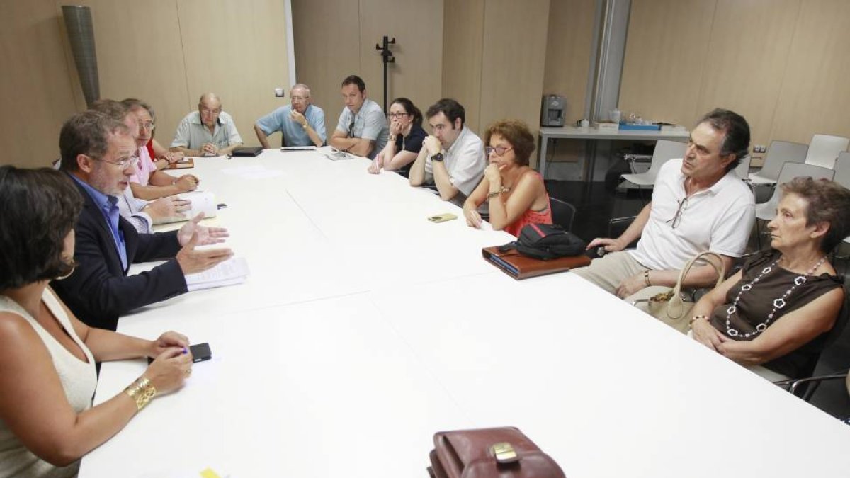 Manuel Saravia se reúne con los vecinos del Cuatro de Marzo.-J. M. Lostau