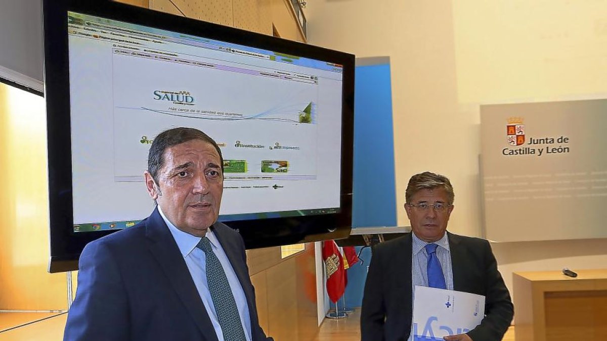 El consejero de Sanidad y el gerente de Sacyl, durante la presentación del Portal de Transparencia en octubre de 2016.-ICAL