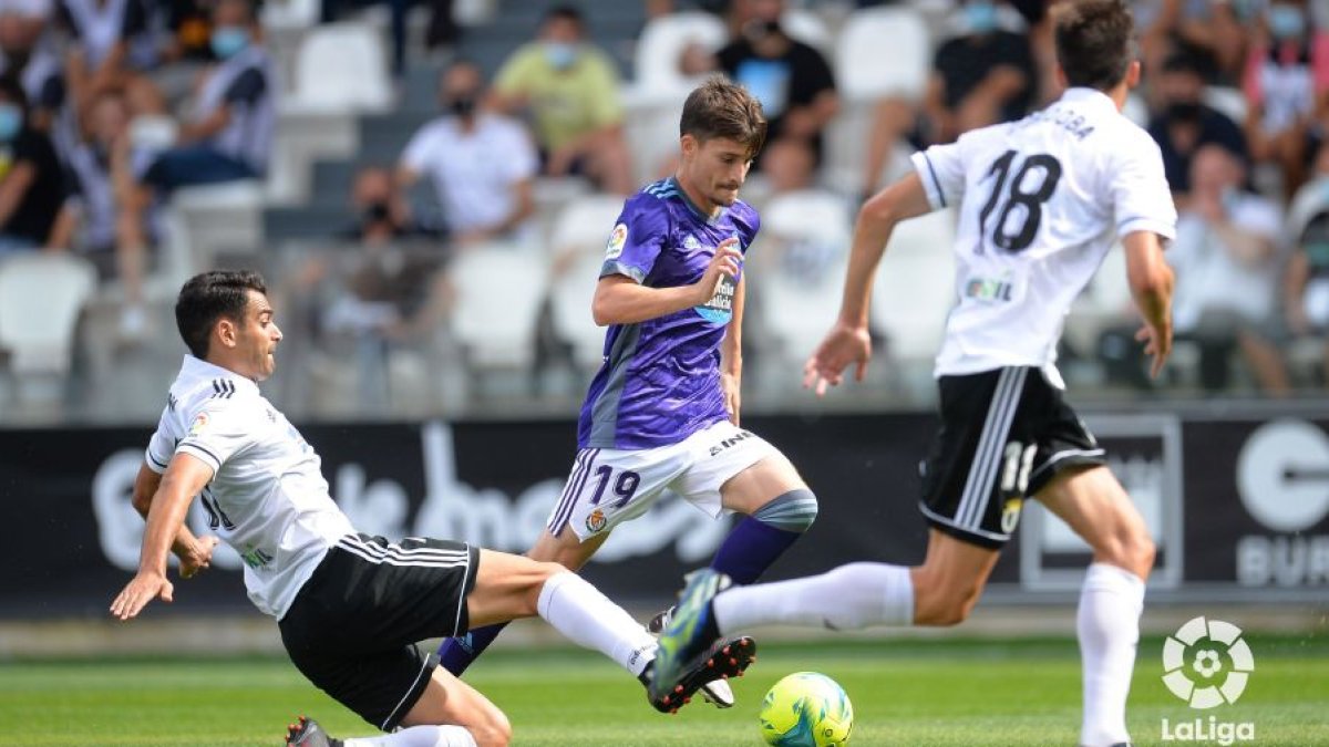 Toni Villa trata de esquivar la entrada de un rival en el choque de ida. / LA LIGA