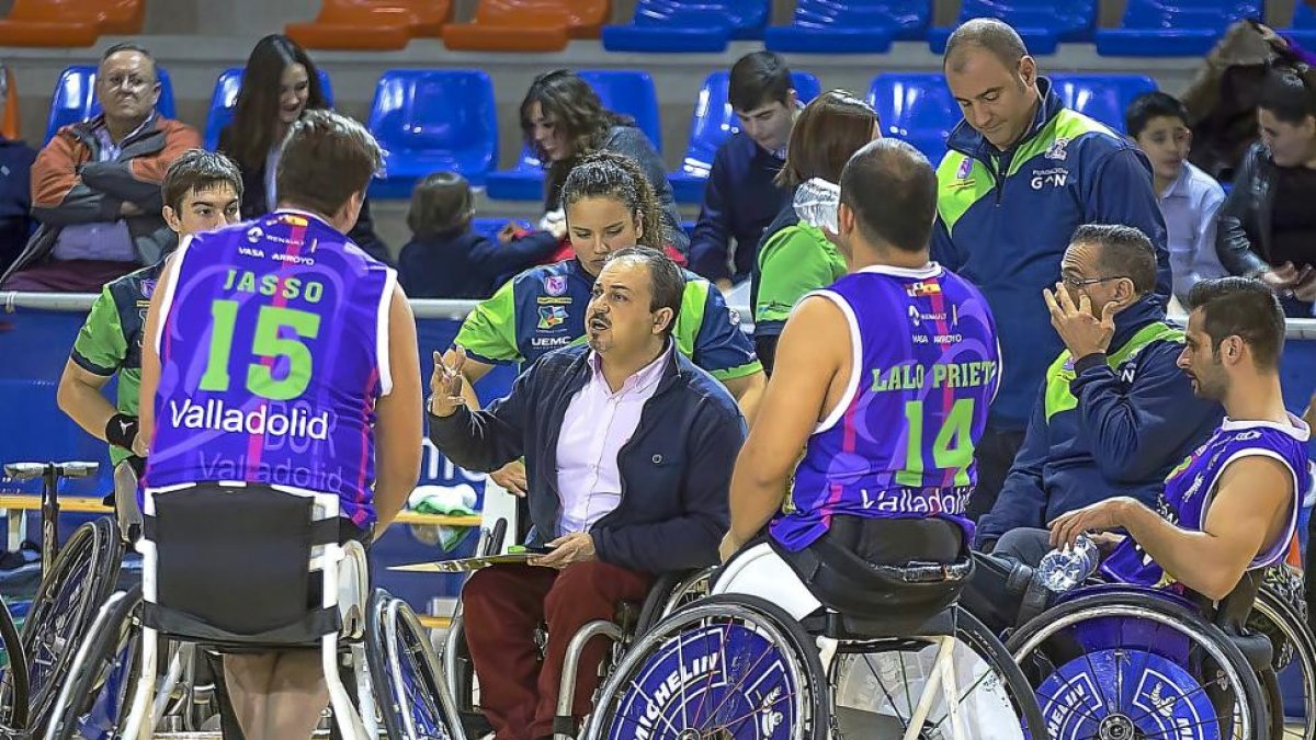 José Antonio De Castro da instrucciones a sus jugadores.-E.M.