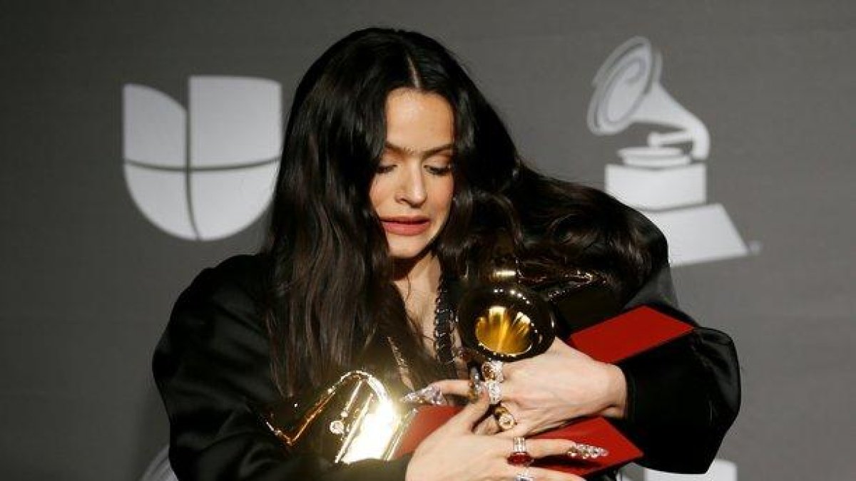Rosalía, con los tres gramófonos mayores que cosechó en los Grammy Latinos.-REUTERS
