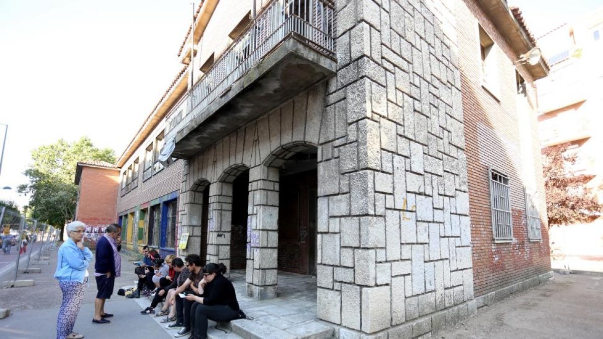 Vecinos del barrio de la Rondilla hacen turnos en el colegio San Juan de la Cruz para impedir el derribo.-ICAL