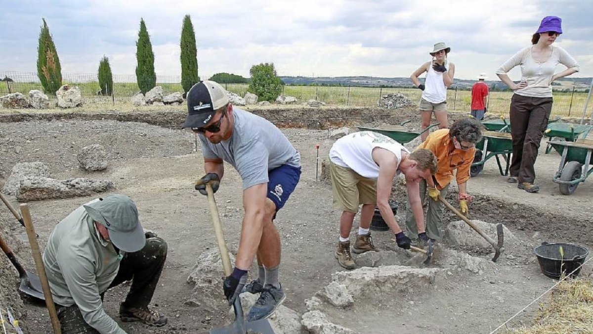 Arqueólogos realizas excavaciones en el yacimiento de Pintia.-J. M. LOSTAU