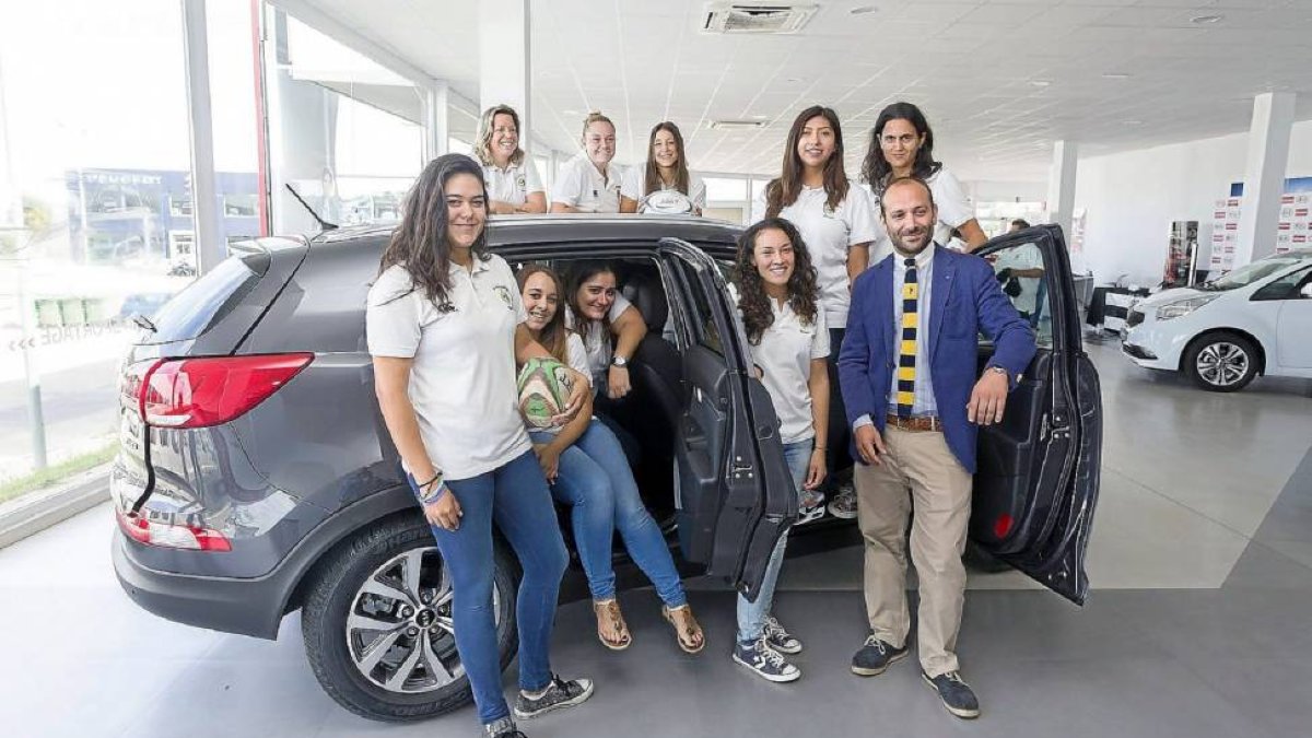 Ángel Concejo posa con las jugadoras de El Salvador.-Pablo Requejo