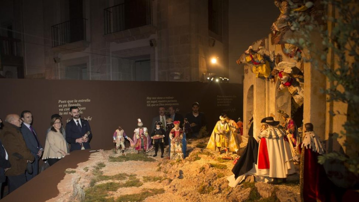 La presidenta de la Diputación, Mayte Martín Pozo, inaugura el Belen de dicha institución-Ical