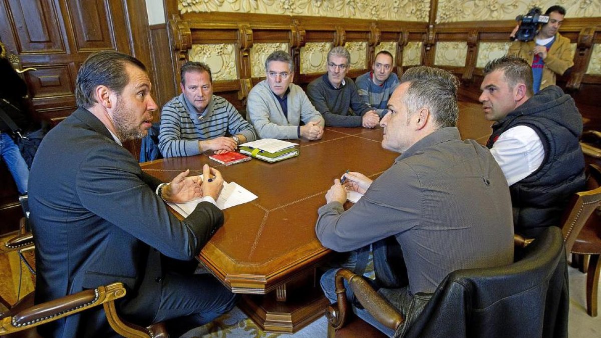 El alcalde de Valladolid, Óscar Puente, durante su reunión con los representantes de los trabajadores de Lauki.-J.M.LOSTAU