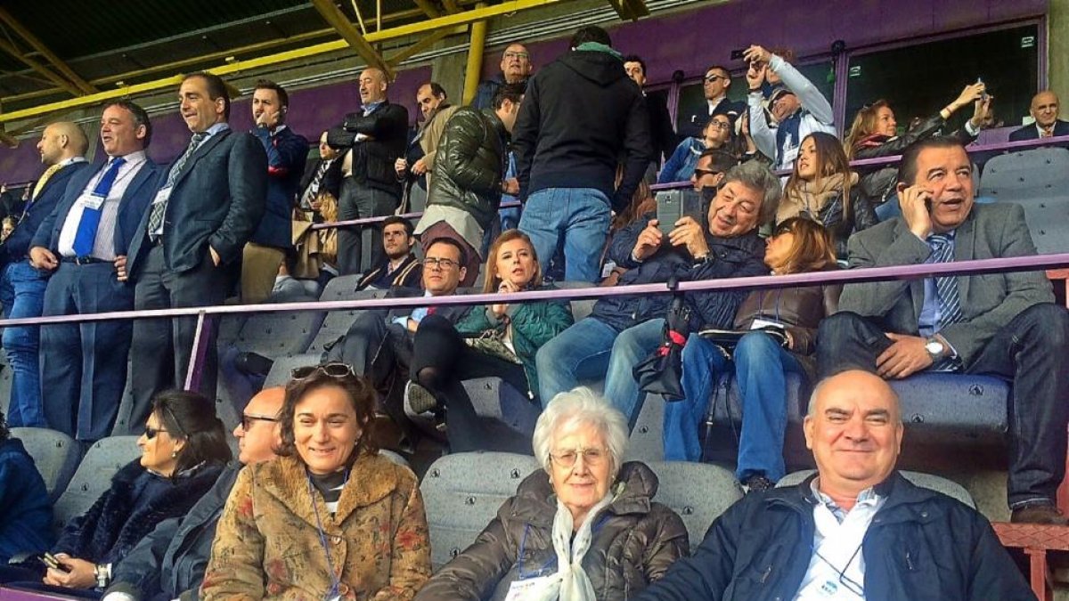 Margarita Pérez Bernal, en el centro, acompañada por su hijo Alfonso Candau, ayer en el palco de Zorrilla.-Pablo Requejo