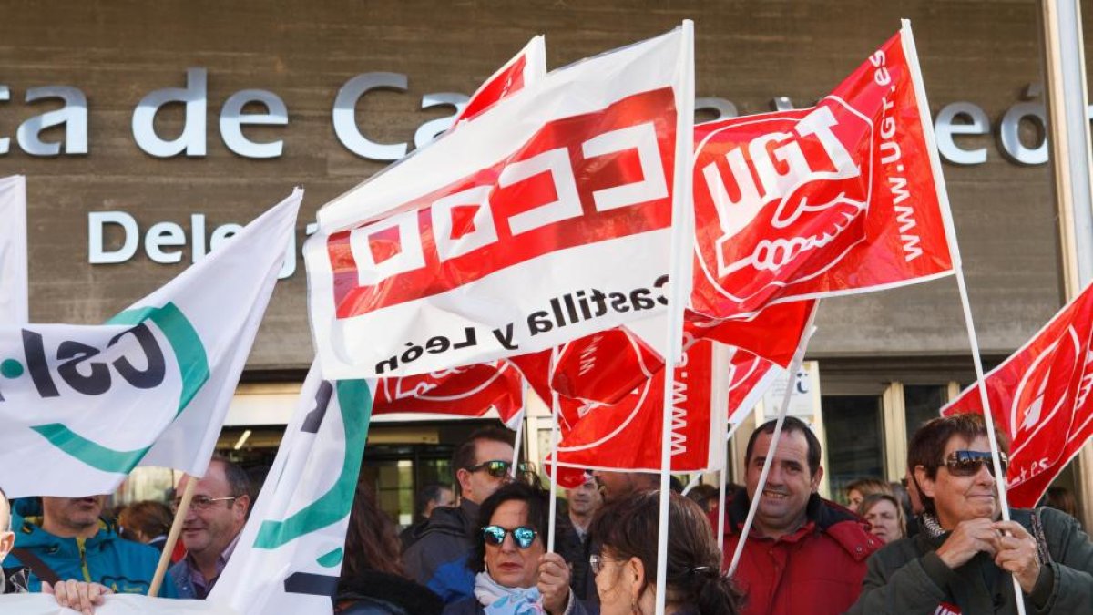 Los empleados públicos de la Junta se concentran de nuevo para exigir la paga extra de 2012.-Ical