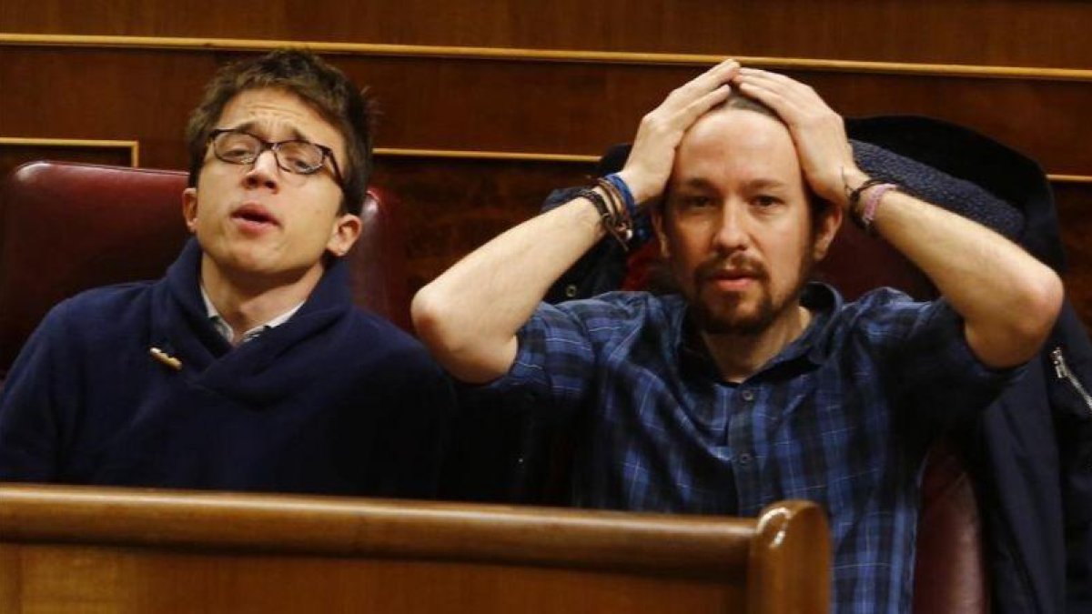 Pablo Iglesias e Íñigo Errejón en sus escaños del Congreso.-AGUSTÍN CATALÁN