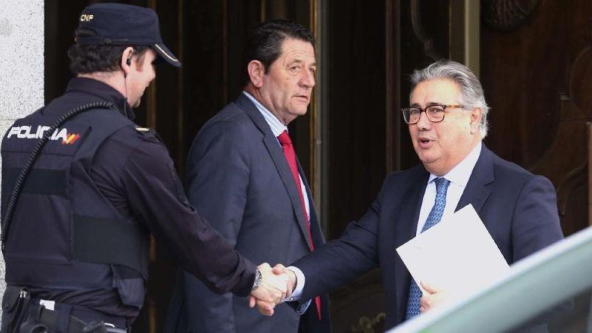 El exministro del Interior, Juan Ignacio Zoido, a su llegada al Tribunal Supremo.-DAVID CASTRO