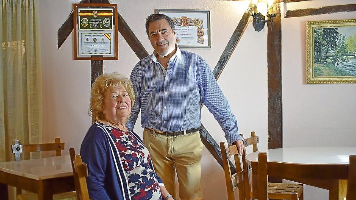 Presentación Salazar y su hijo Fernando, en el comedor de su negocio, que este año ha celebrado su 60 aniversario.-ARGICOMUNICACIÓN