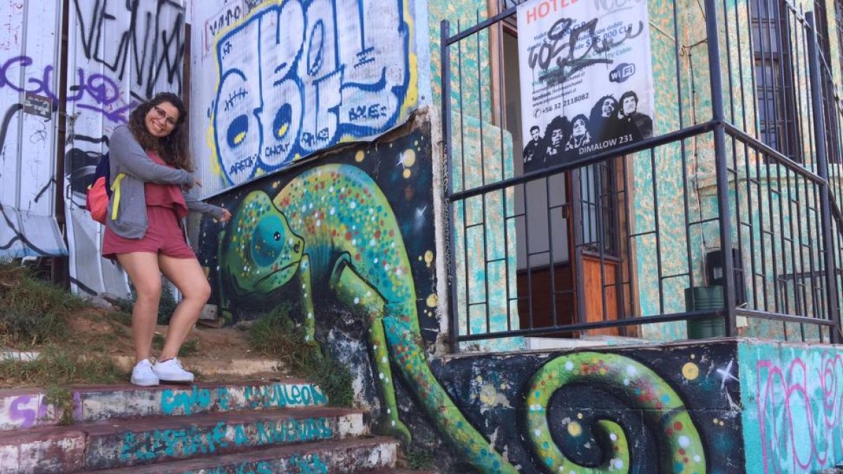 Ana Alonso junto a un graffiti en Valparaíso, Chile .-E.M.
