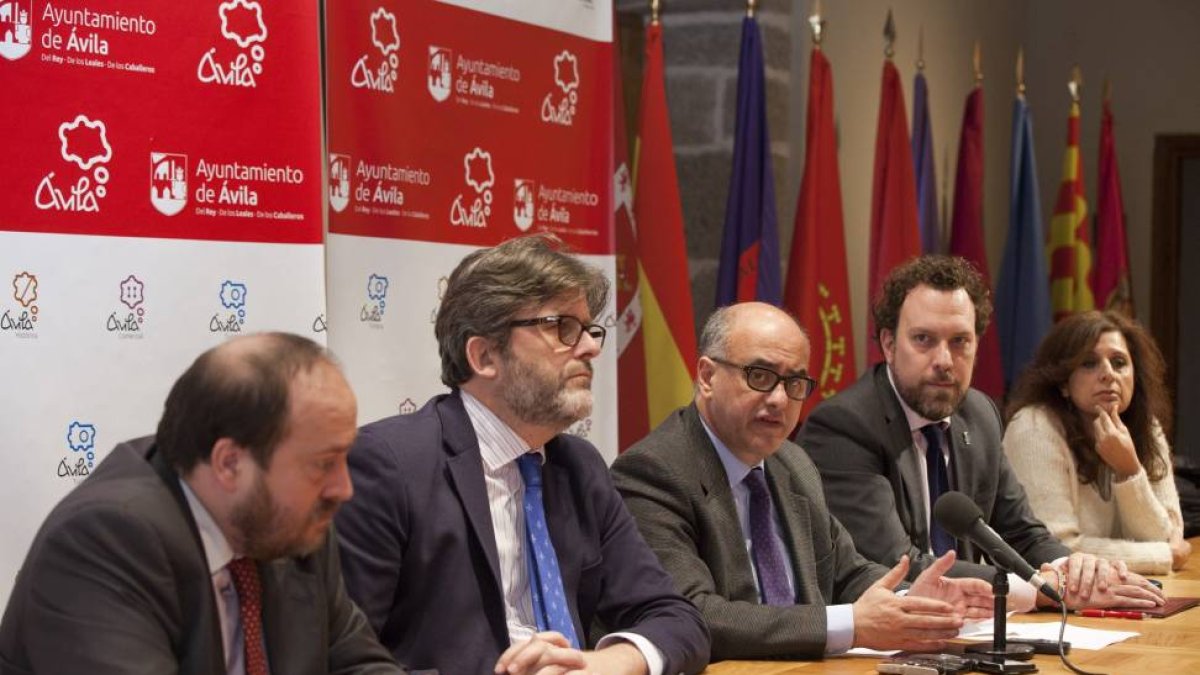 De I. a D. el director Relaciones Institucionales del Centro Sefarad, Fernando M. Vara de Rey; el gerente Sefarad en Madrid, Miguel de Lucas; el alcalde Miguel Ángel García Nieto; el concejal de Turismo, Héctor Palencia; y la directora de Cultura del Cent-Ical