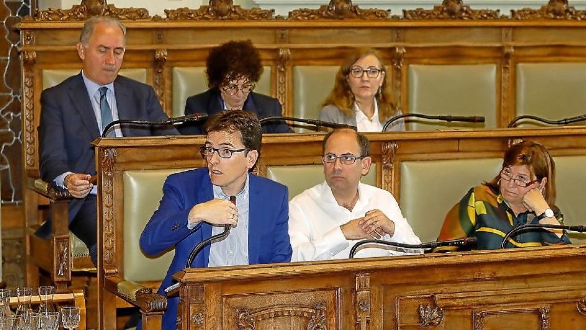 El concejal de Seguridad, Luis Vélez, derecha, junto al portavoz del Pedro Herrero.-J.M. LOSTAU