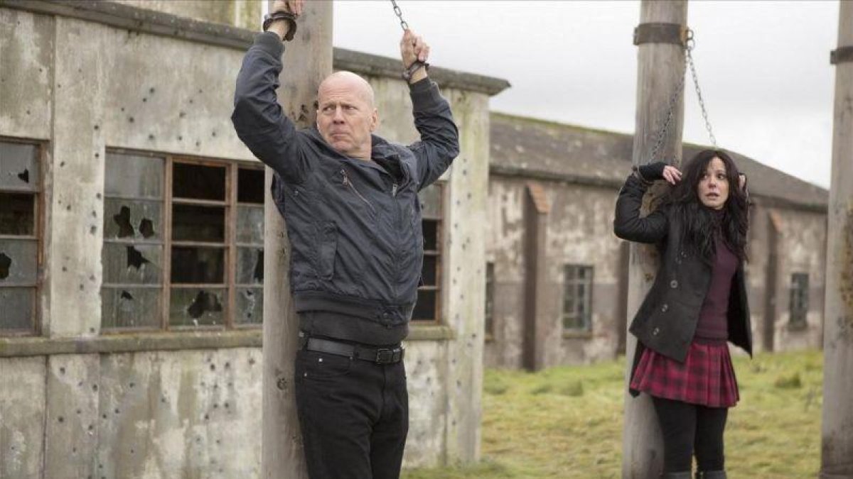Bruce Willis y  Mary-Louise Parker, en Red 2.-EL PERIÓDICO