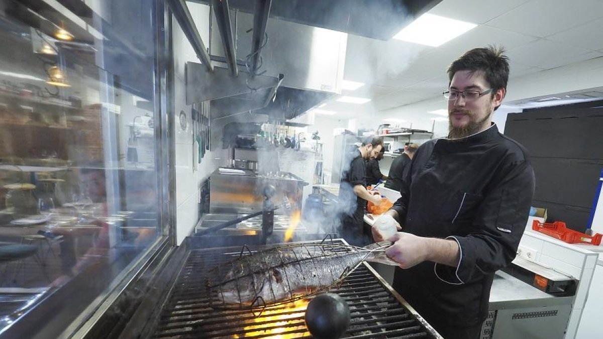 El pescado a la brasa es la señade identidad de este restaurante.-MIGUEL ÁNGEL SANTOS