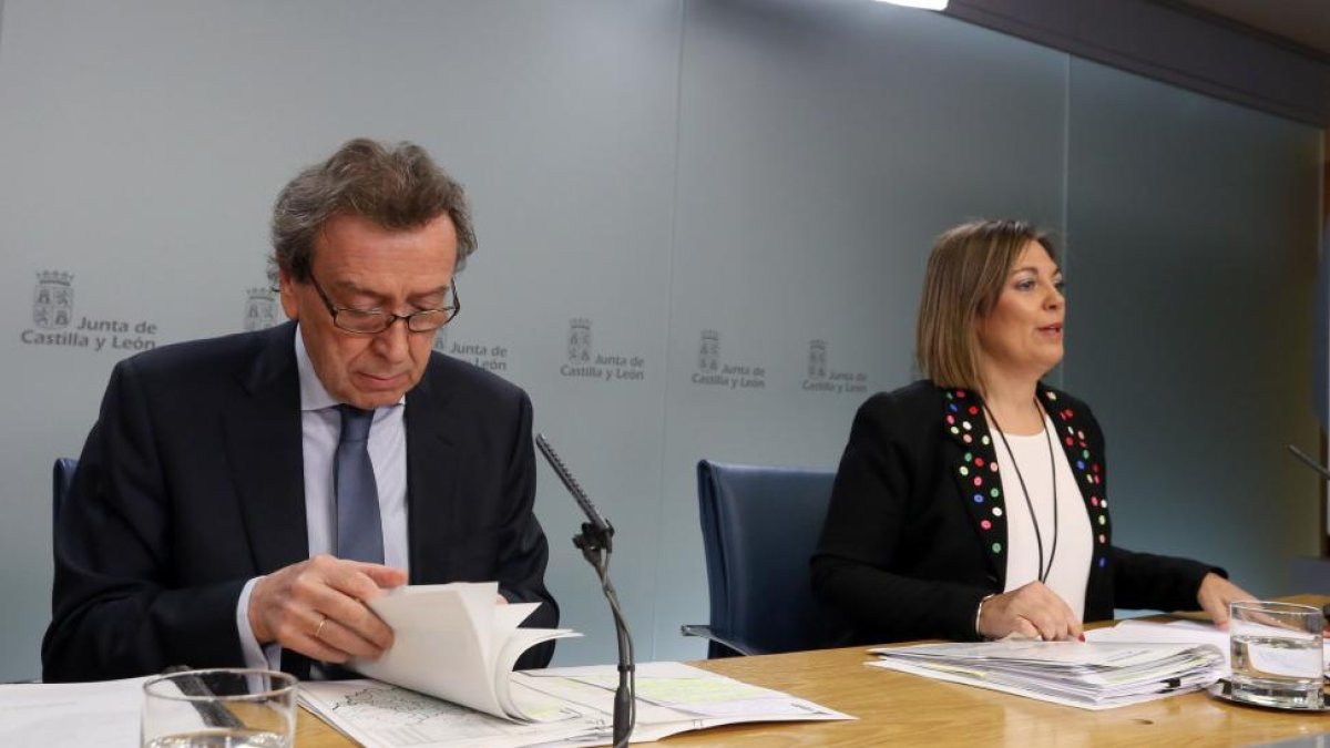 El vicepresidente de la Junta y consejero de la Presidencia, José Antonio de Santiago Juárez, y la consejera portavoz, Milagros Marcos, durante la rueda de prensa posterior al Consejo de Gobierno de Castilla y León.-ICAL
