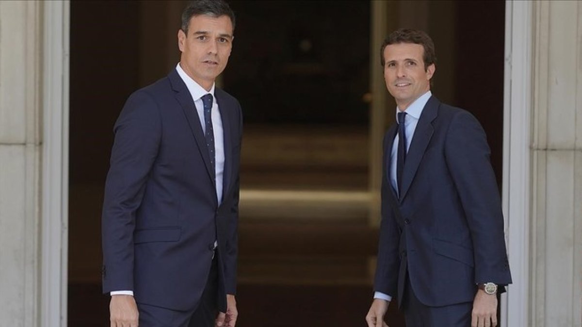 Pedro Sánchez recibe a Pablo Casado en la Moncloa-JOSÉ LUIS ROCA