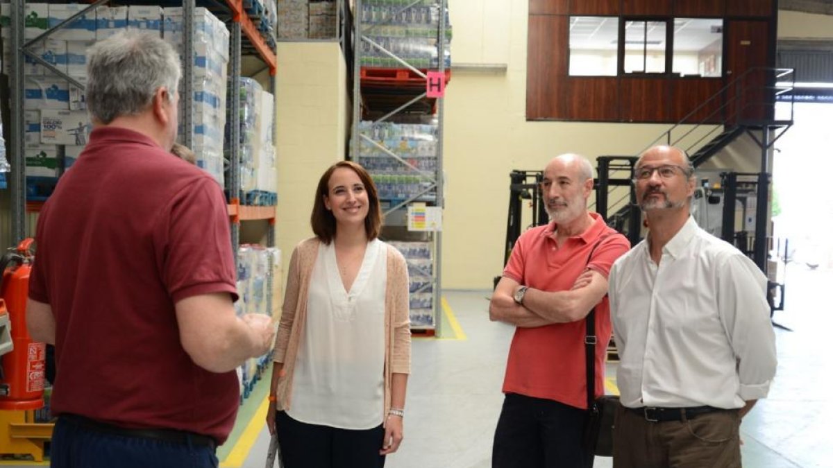 El portavoz de Ciudadanos en Castilla y León, Luis Fuentes, junto a la secretaria de Relaciones Institucionales de la formación liberal, Pilar Vicente, visitan el Banco de Alimentos.-ICAL