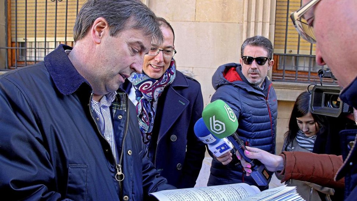 Los procuradores de la defensa de Monserrat y Triana, a las puertas de la Audiencia tras recoger la sentencia.-ICAL