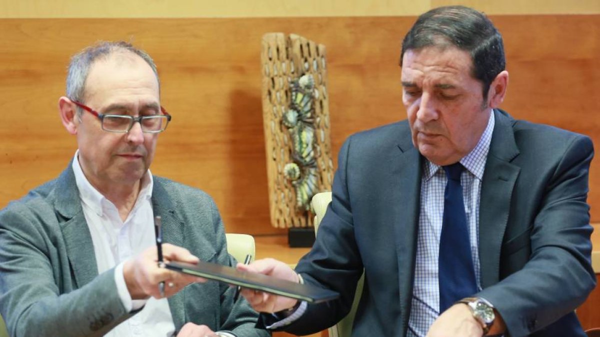 El consejero de Sanidad, Antonio María Sáez, firma un convenio para fomentar la donación de sangre con la Federación de Donantes de Castilla y León y las Hermandades de Donantes de Sangre provinciales-Ical