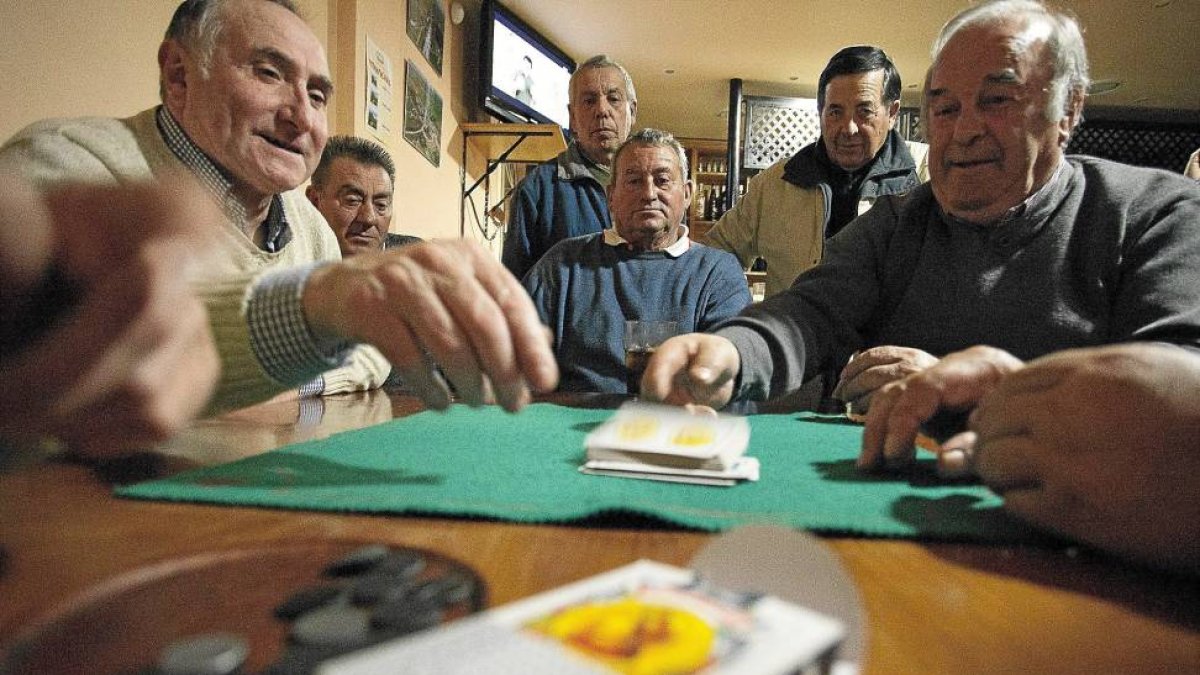 Varios de los vecinos agraciados con el primer premio de la Lotería echan la partida en el bar de Cubillas-José C. Castillo