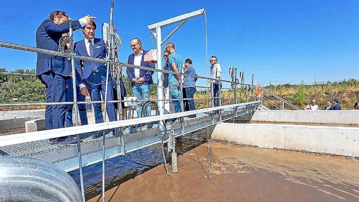 El consejero de Fomento y Medio Ambiente, Juan Carlos Suárez-Quiñones, ayer durante su visita a la Edar de Mojados.-ICAL
