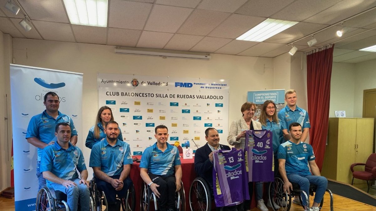 Miembros del equipo junto al patrocinador principal. G. VELASCO