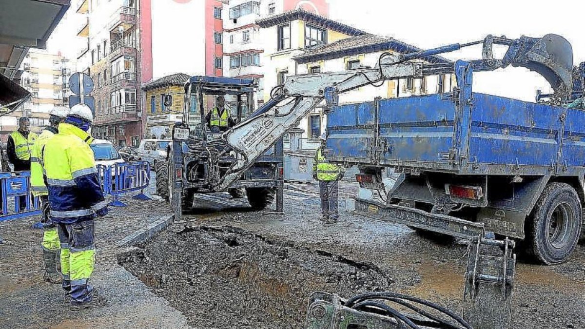 Un grupo de operarios arregla un reventón en una de las tuberías de la red de abastecimiento.-EL MUNDO
